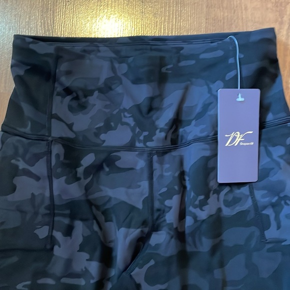 Dragon Fit black camo capri leggings. - Picture 2 of 6